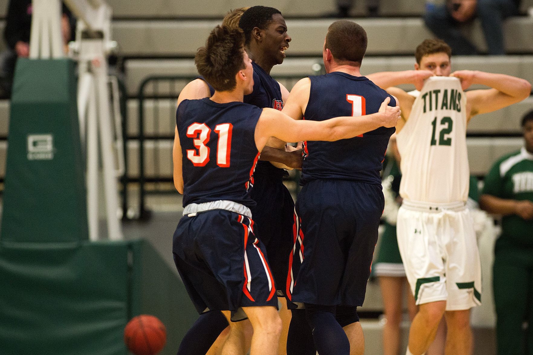 120618-blm-spt-17iwuhoops